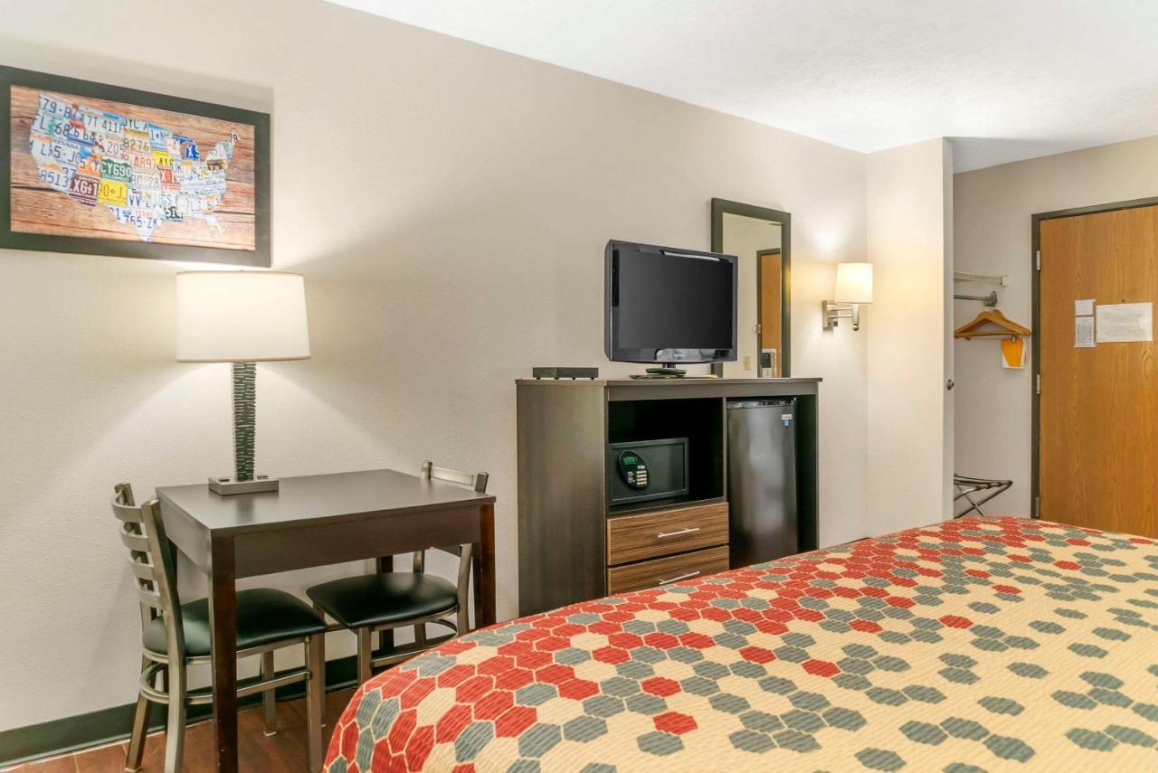 | Econo Lodge Traverse City