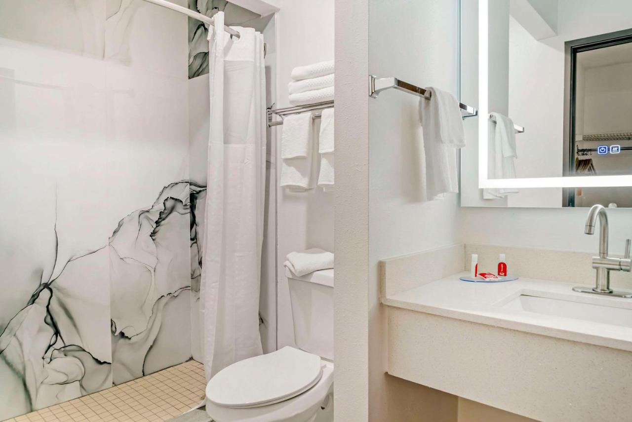  | Econo Lodge Traverse City