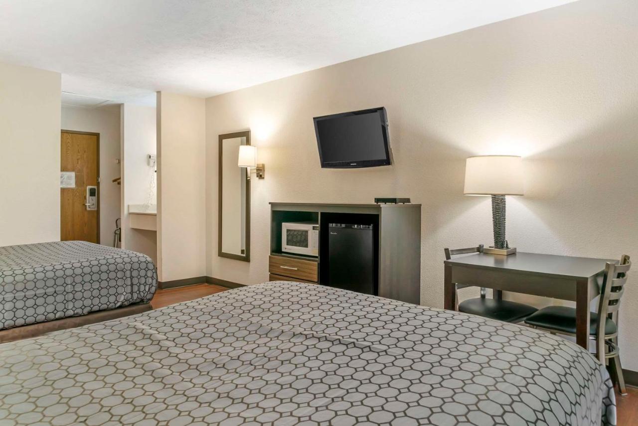 | Econo Lodge Traverse City