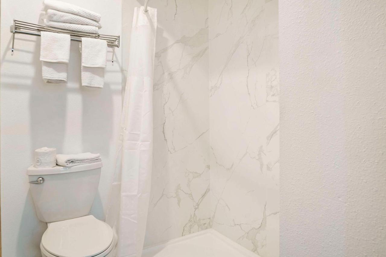 | Econo Lodge Traverse City