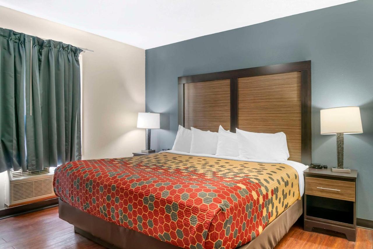 | Econo Lodge Traverse City