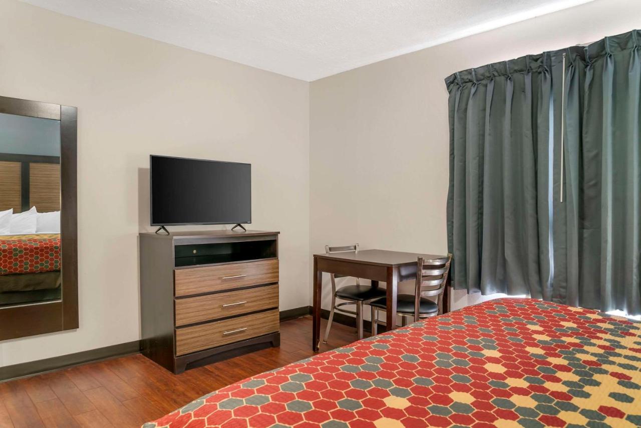 | Econo Lodge Traverse City