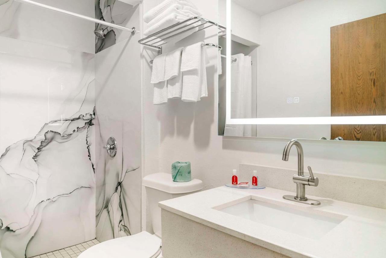 | Econo Lodge Traverse City