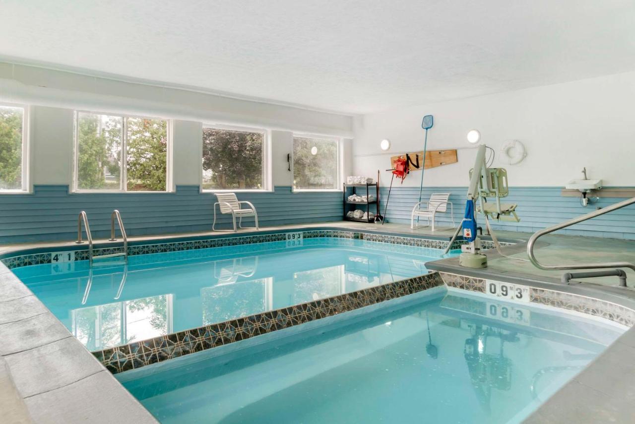 | Econo Lodge Traverse City