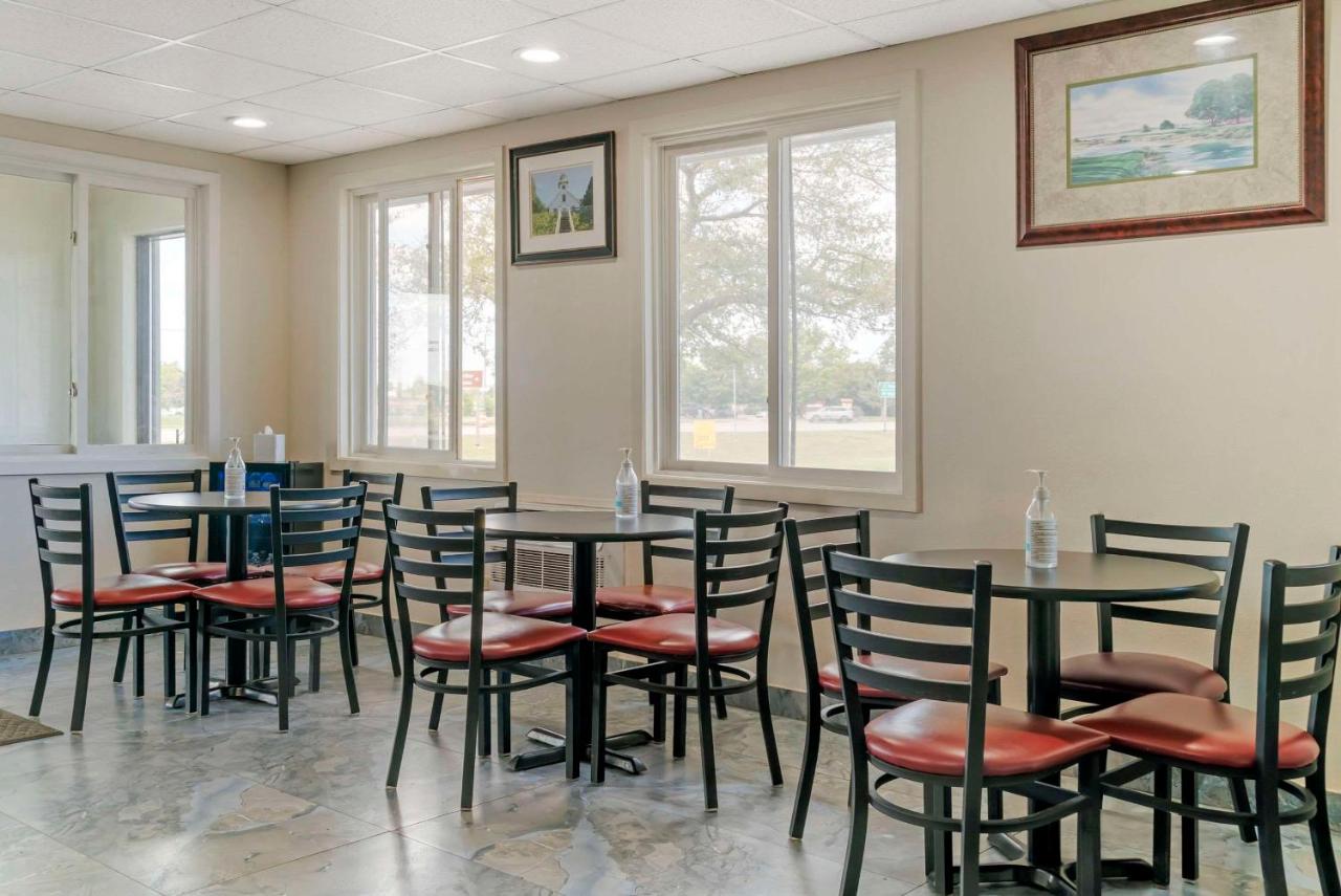 | Econo Lodge Traverse City