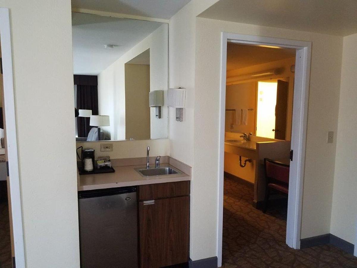| Airtel Plaza Hotel