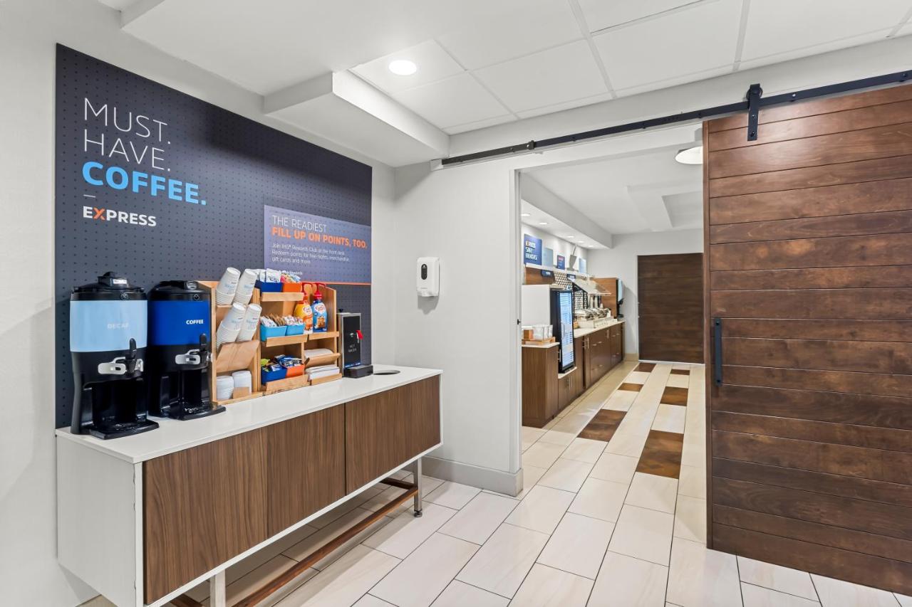 | Holiday Inn Express and Suites Savannah - Midtown, an IHG Hotel