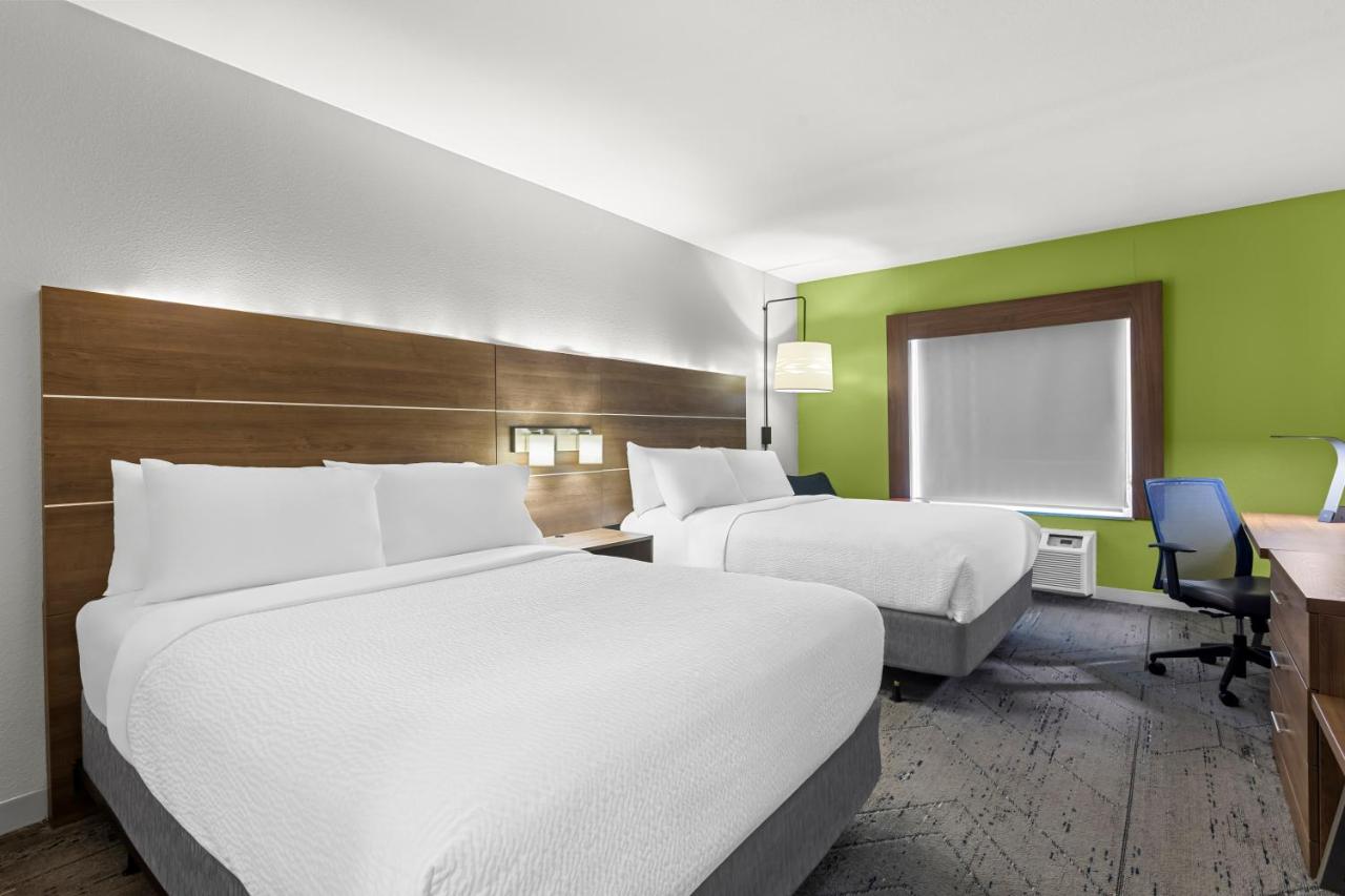 Queen Room at Holiday Inn Express and Suites Savannah - Midtown by IHG