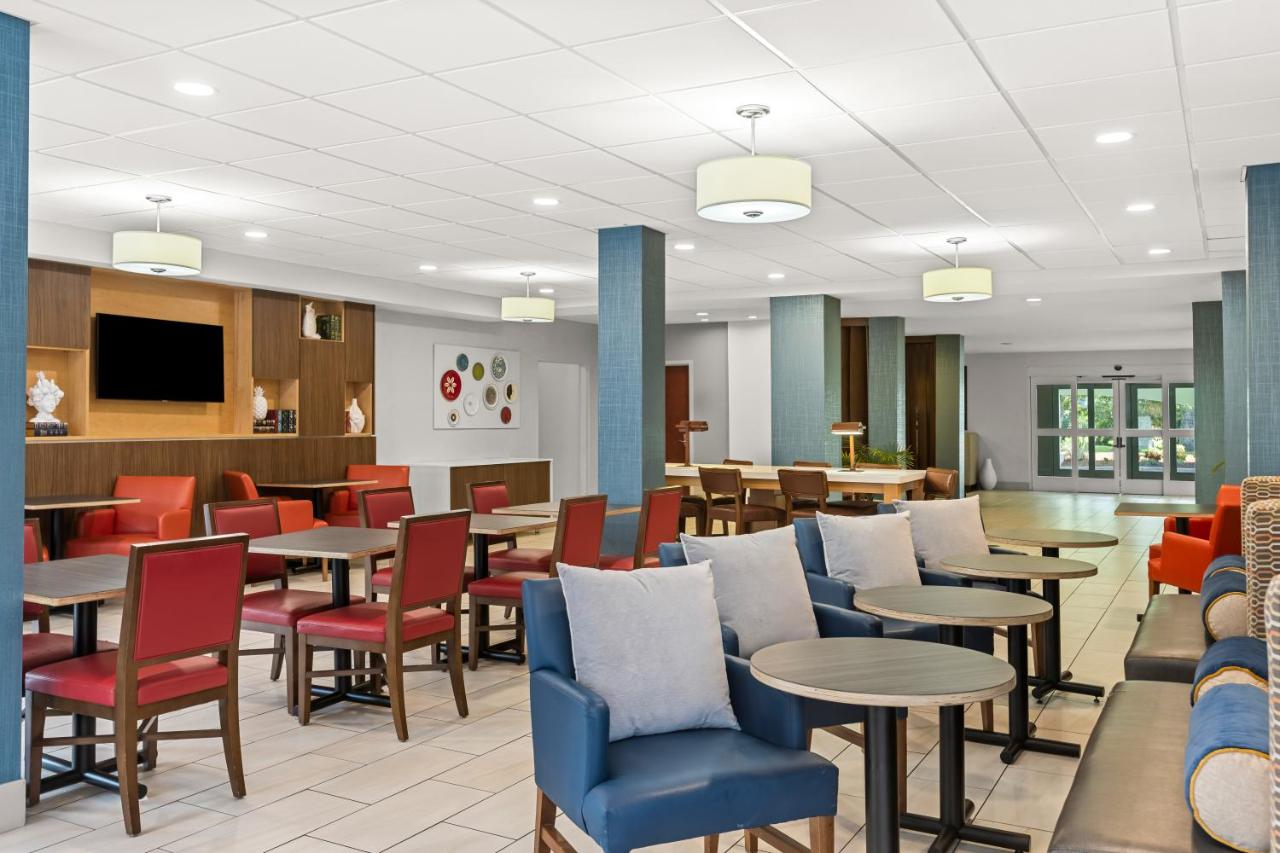 | Holiday Inn Express and Suites Savannah - Midtown, an IHG Hotel