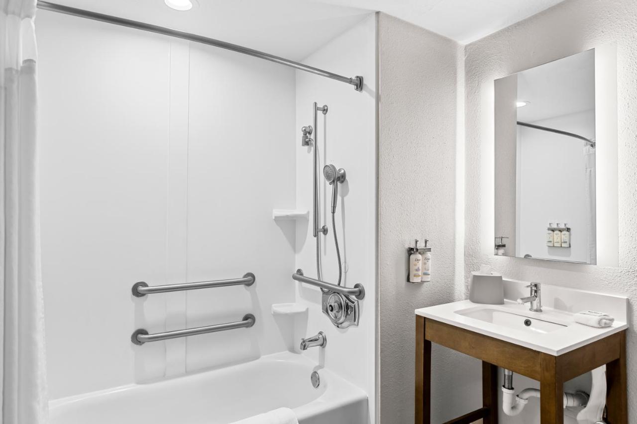| Holiday Inn Express and Suites Savannah - Midtown, an IHG Hotel