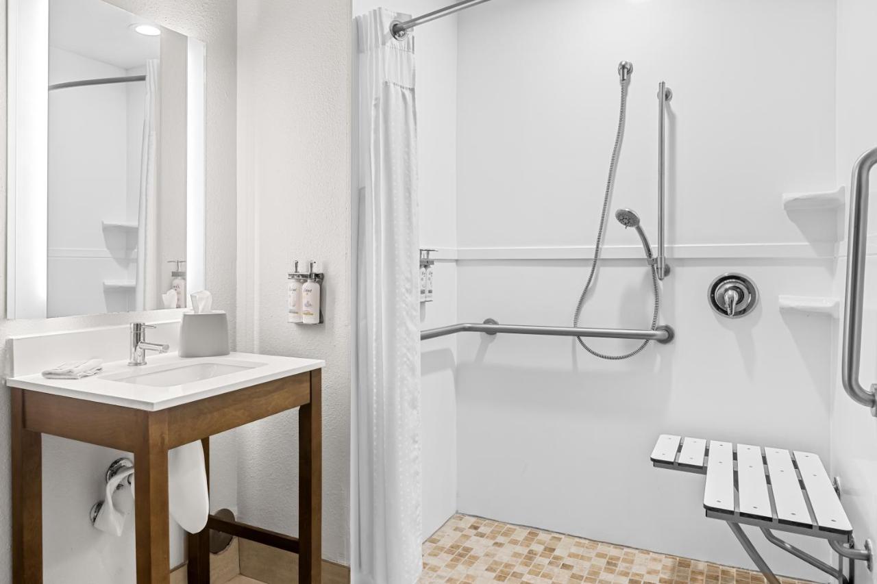 | Holiday Inn Express and Suites Savannah - Midtown, an IHG Hotel