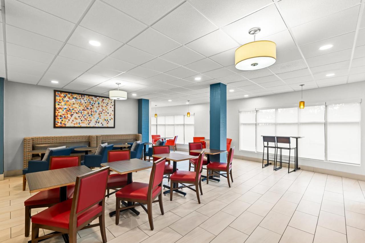 | Holiday Inn Express and Suites Savannah - Midtown, an IHG Hotel