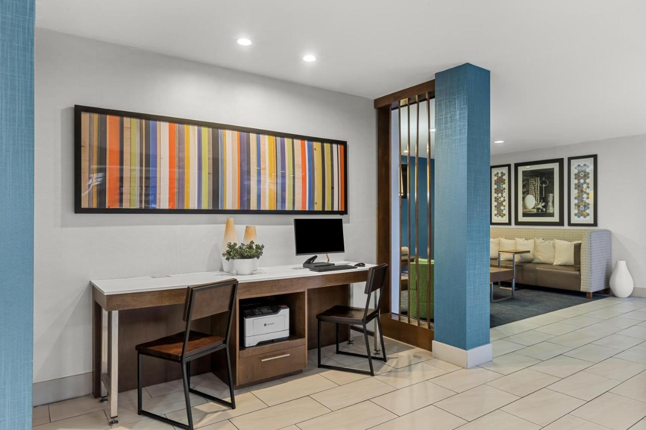 | Holiday Inn Express and Suites Savannah - Midtown, an IHG Hotel