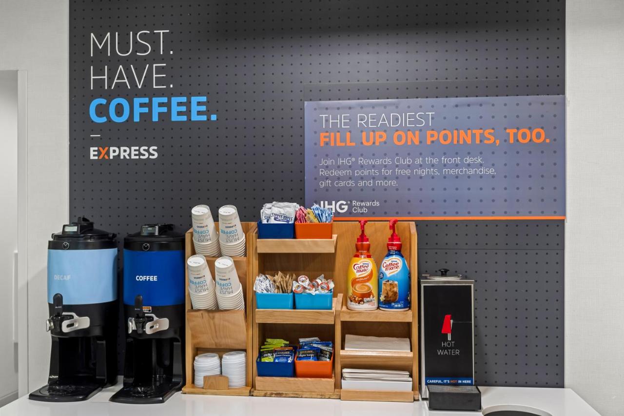 | Holiday Inn Express and Suites Savannah - Midtown, an IHG Hotel