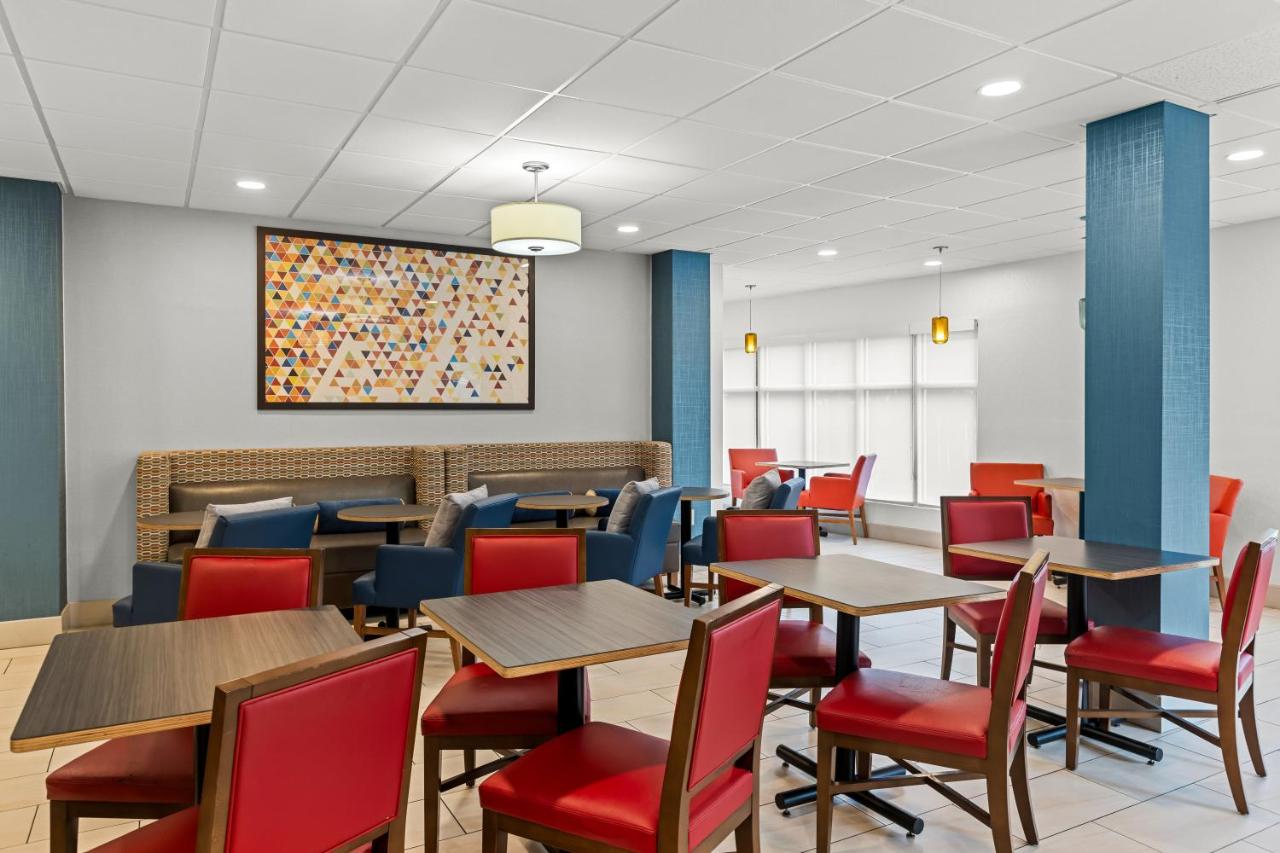 | Holiday Inn Express and Suites Savannah - Midtown, an IHG Hotel