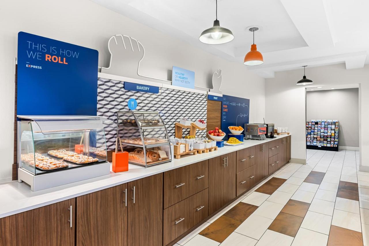 | Holiday Inn Express and Suites Savannah - Midtown, an IHG Hotel