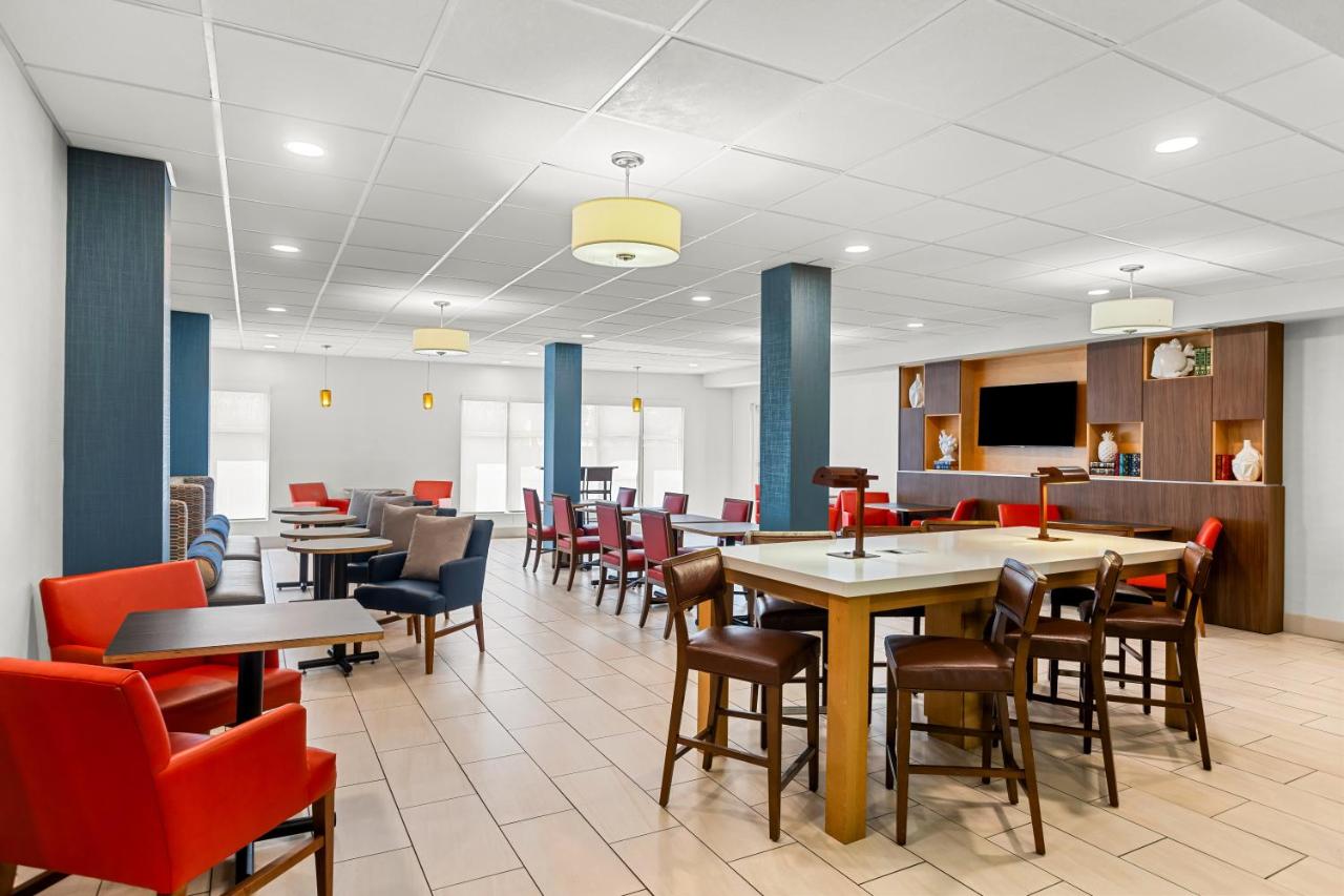 | Holiday Inn Express and Suites Savannah - Midtown, an IHG Hotel