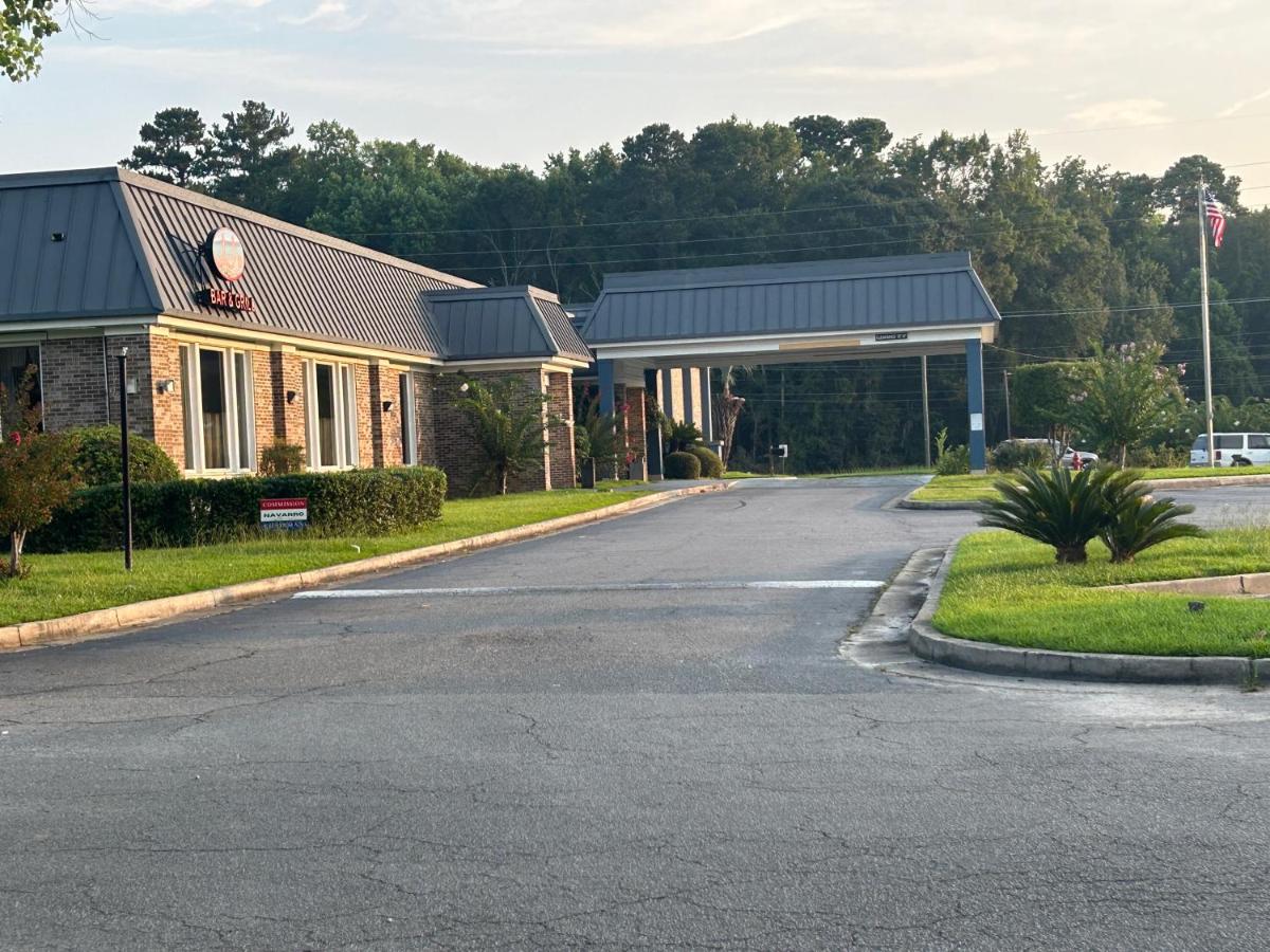  | Econo Lodge Near Fort Stewart, Bar, Restaurant, Laundry Facility