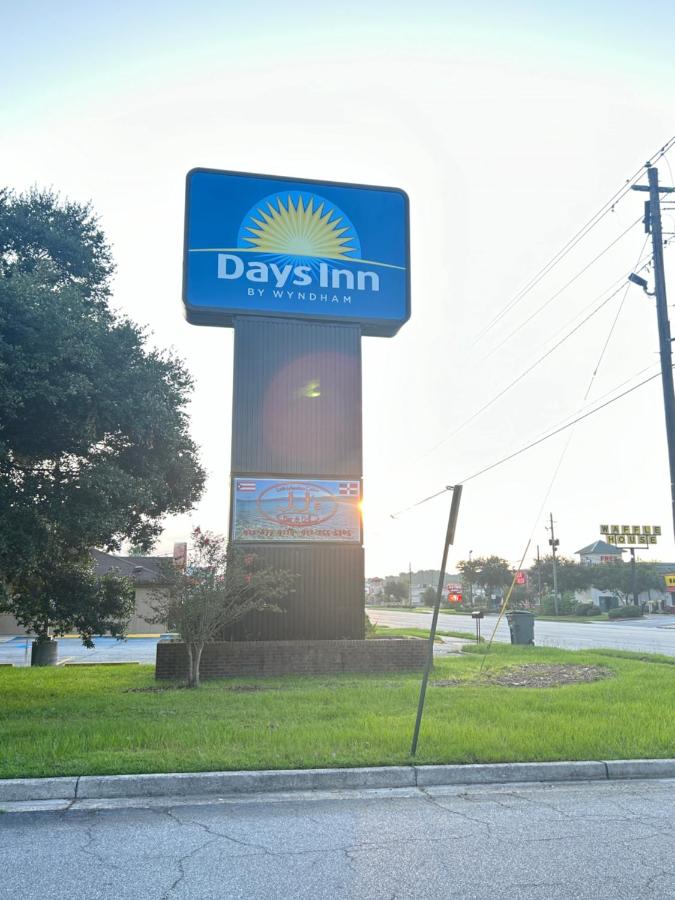  | Econo Lodge Near Fort Stewart, Bar, Restaurant, Laundry Facility