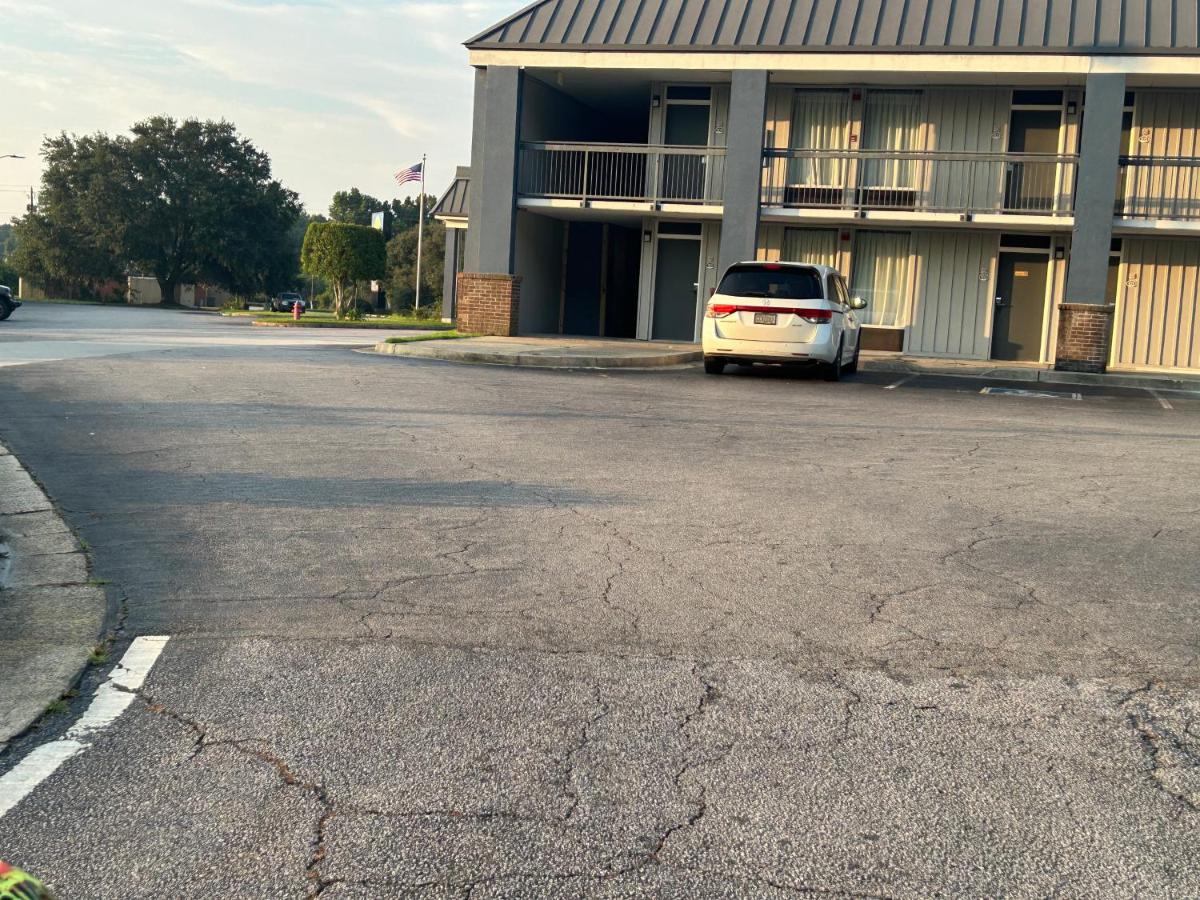  | Econo Lodge Near Fort Stewart, Bar, Restaurant, Laundry Facility
