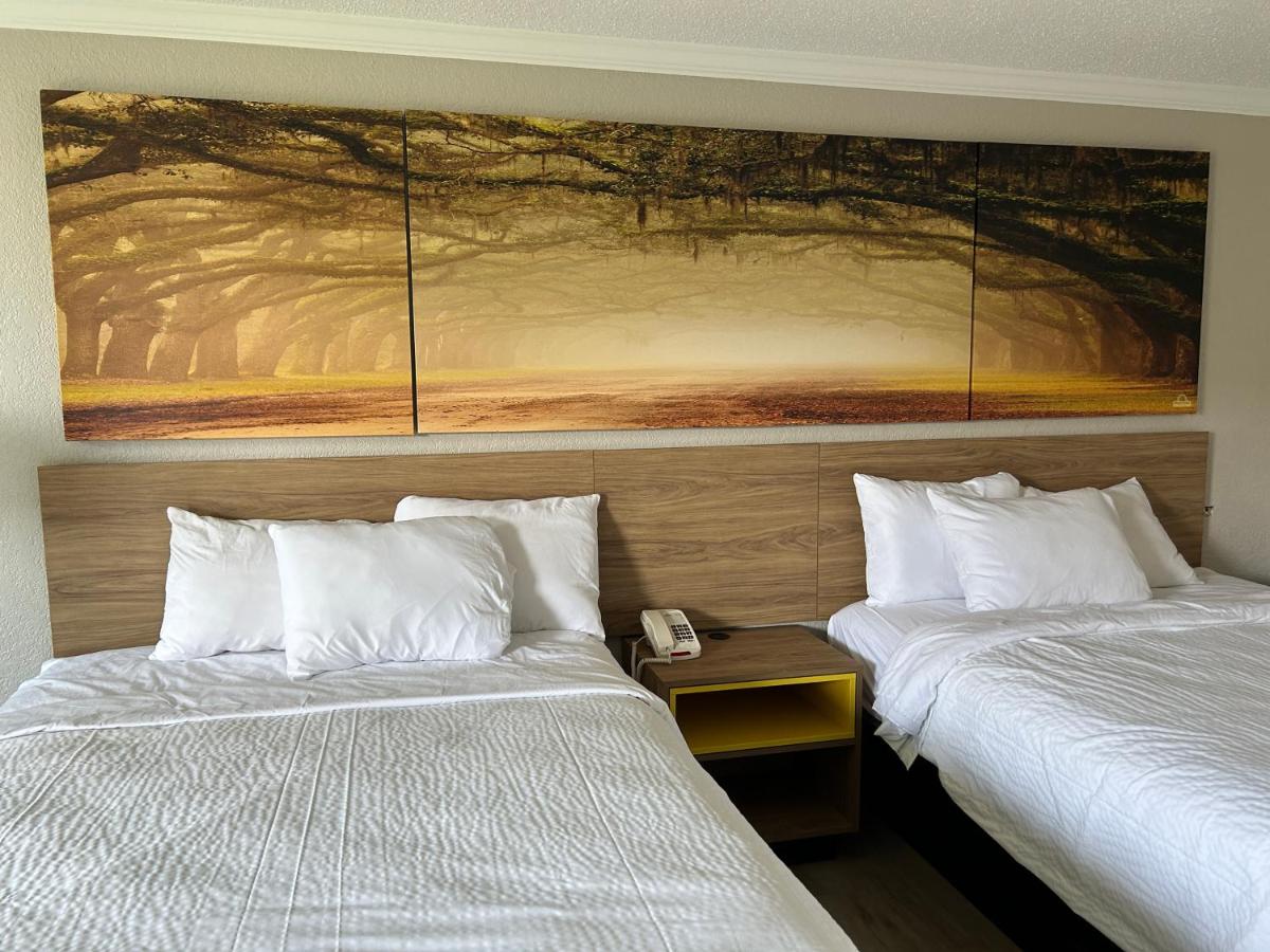  | Econo Lodge Near Fort Stewart, Bar, Restaurant, Laundry Facility