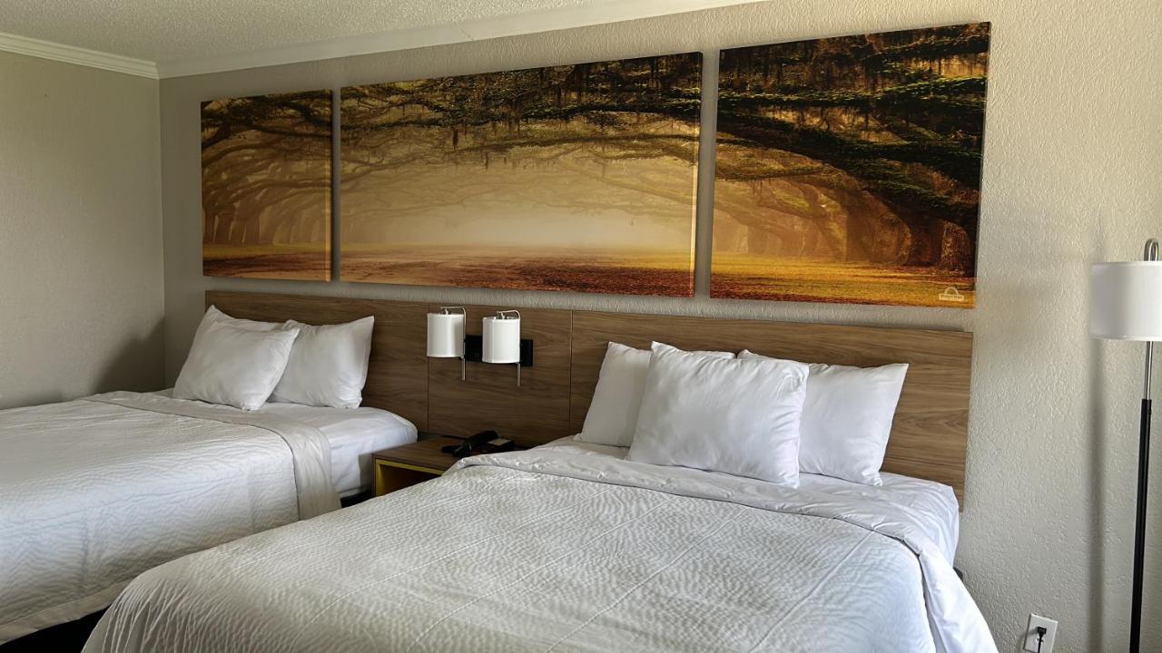  | Econo Lodge Near Fort Stewart, Bar, Restaurant, Laundry Facility