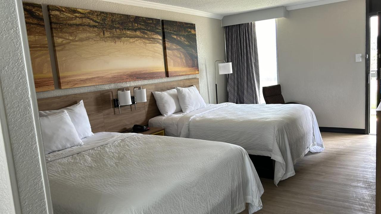  | Econo Lodge Near Fort Stewart, Bar, Restaurant, Laundry Facility