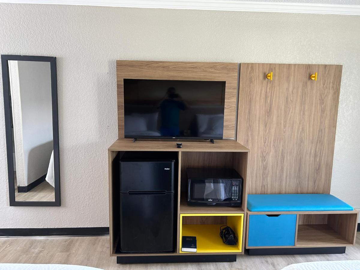  | Econo Lodge Near Fort Stewart, Bar, Restaurant, Laundry Facility