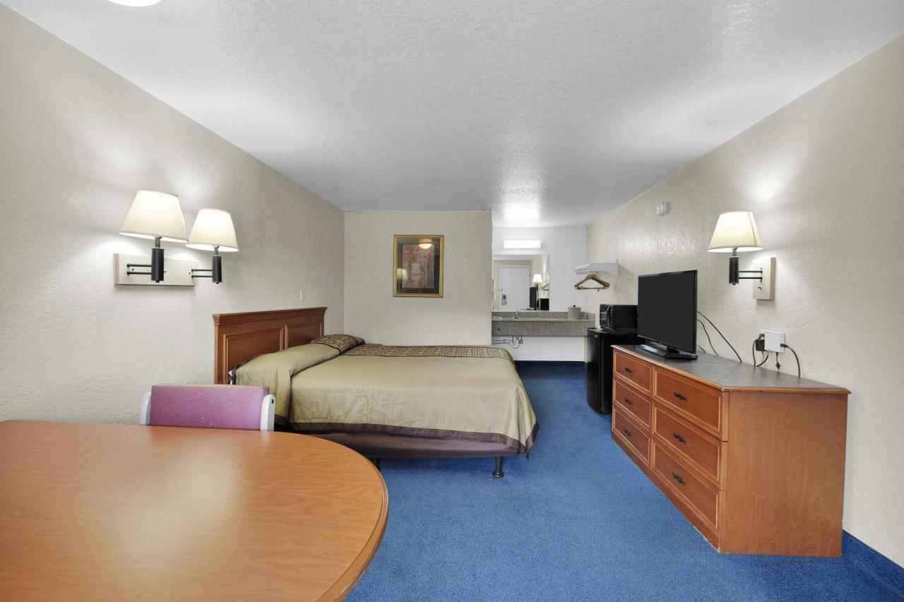  | Knights Inn Jacksonville at Dix Ellis Trail