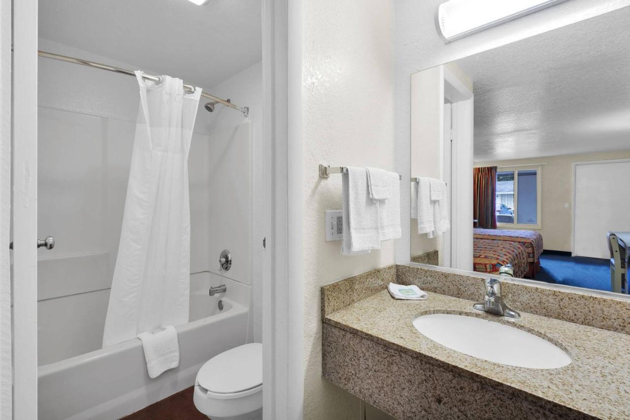  | Knights Inn Jacksonville at Dix Ellis Trail