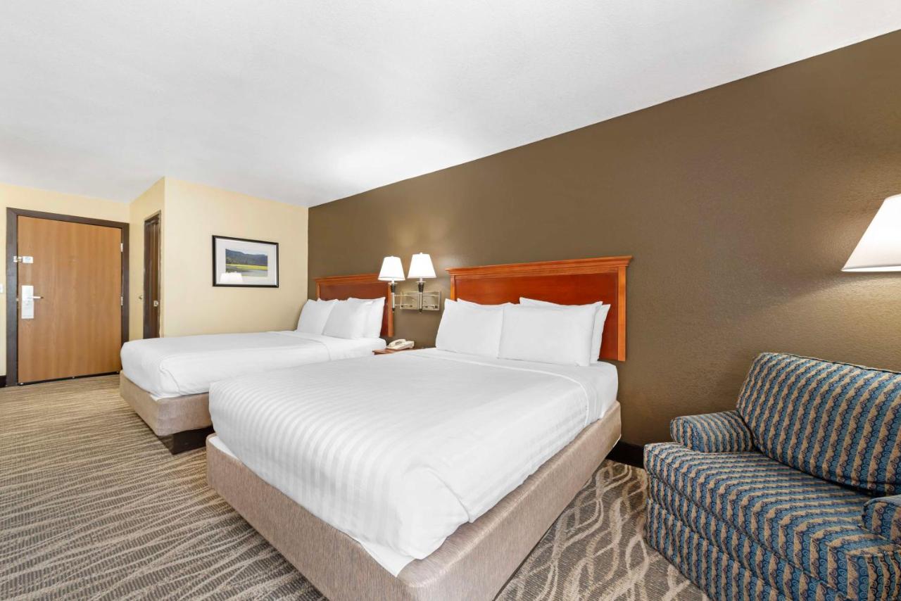 Queen Room with Two Queen Beds and Bath Tub - Disability Access at Best Western Canon City