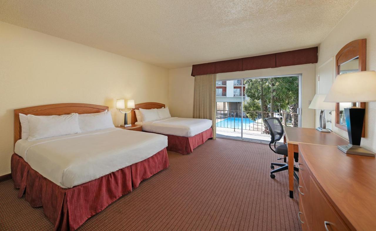 Queen Room with Two Queen Beds and Roll-In Shower- Mobility Access/Non-Smoking at Golden Sails Hotel