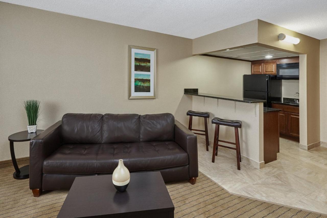 | Holiday Inn & Suites Chicago-Carol Stream (Wheaton)