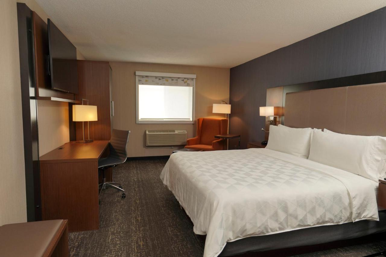 | Holiday Inn & Suites Chicago-Carol Stream (Wheaton)