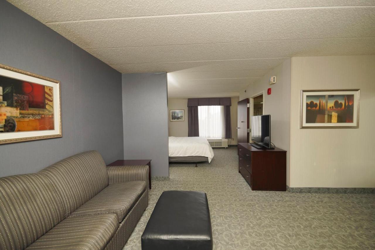 | Holiday Inn & Suites Chicago-Carol Stream (Wheaton)
