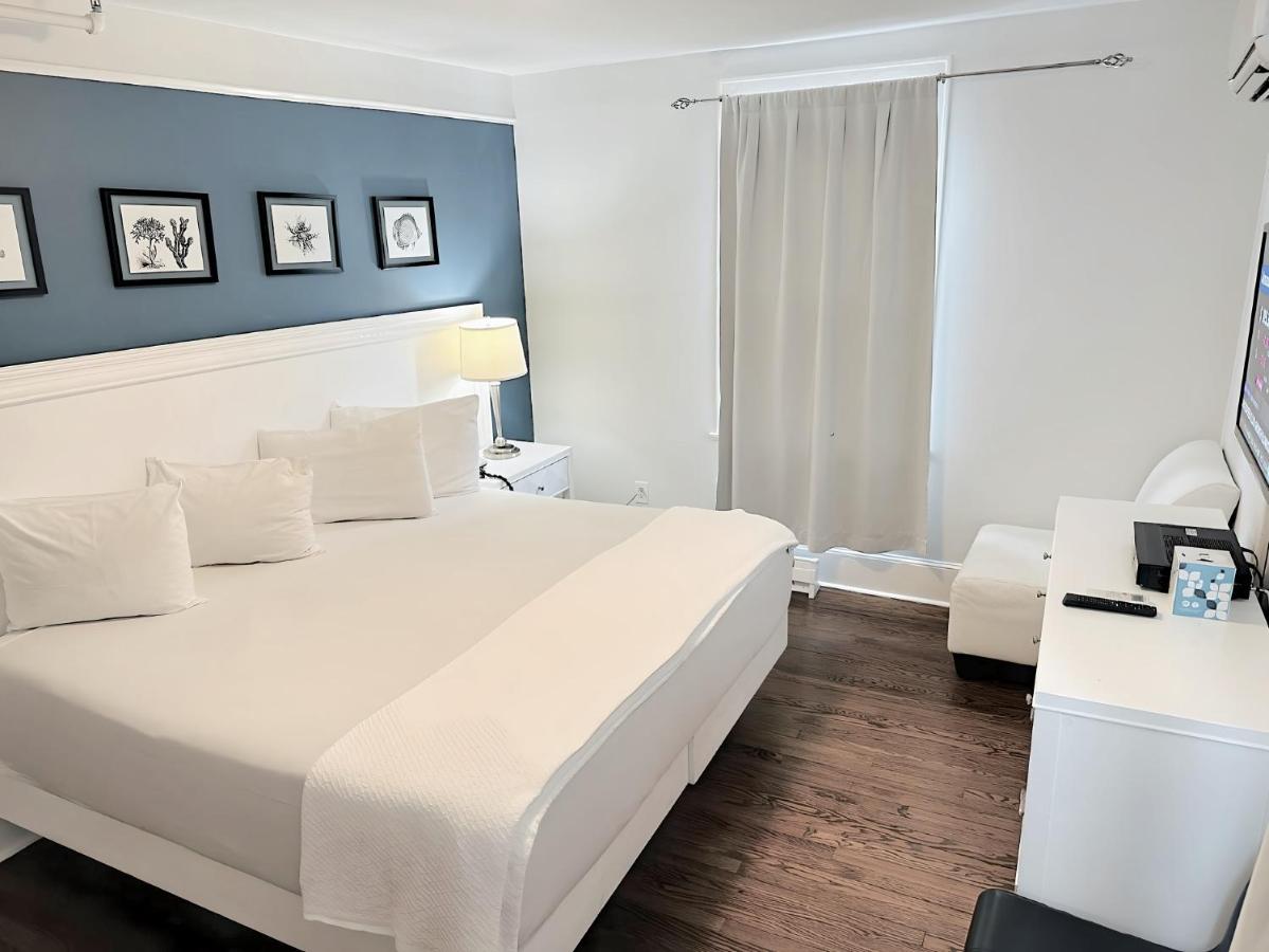 Standard King Room at Long Beach Hotel