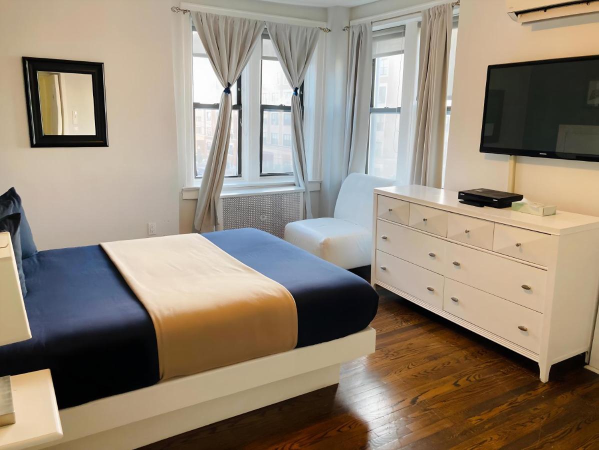 Standard Queen Room at Long Beach Hotel