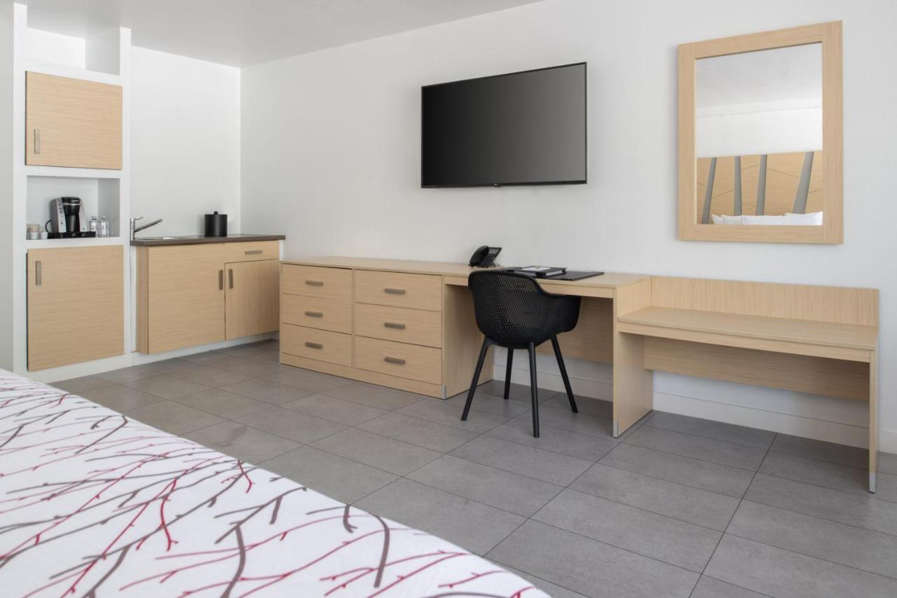 Deluxe King Room Pet Friendly at Casey Key Resorts - Mainland