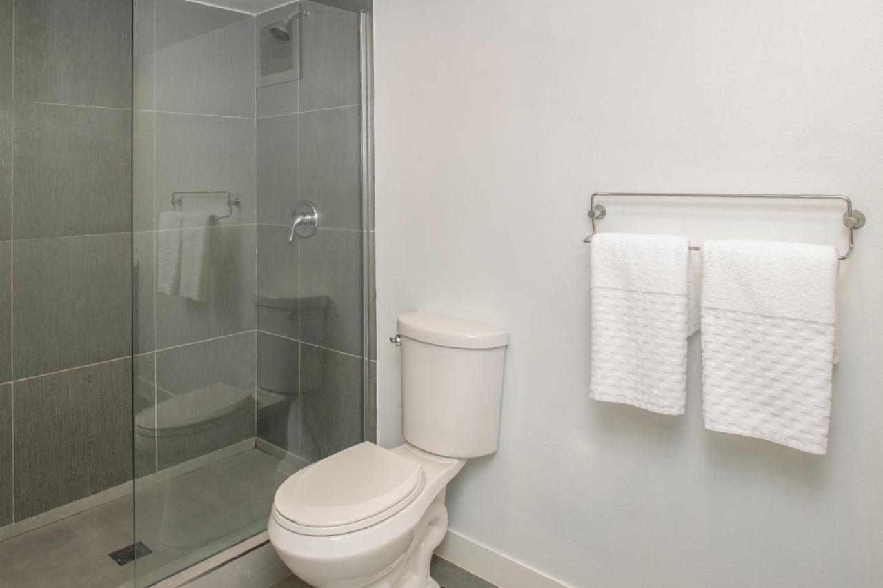 Deluxe Queen Room Pet Friendly at Casey Key Resorts - Mainland