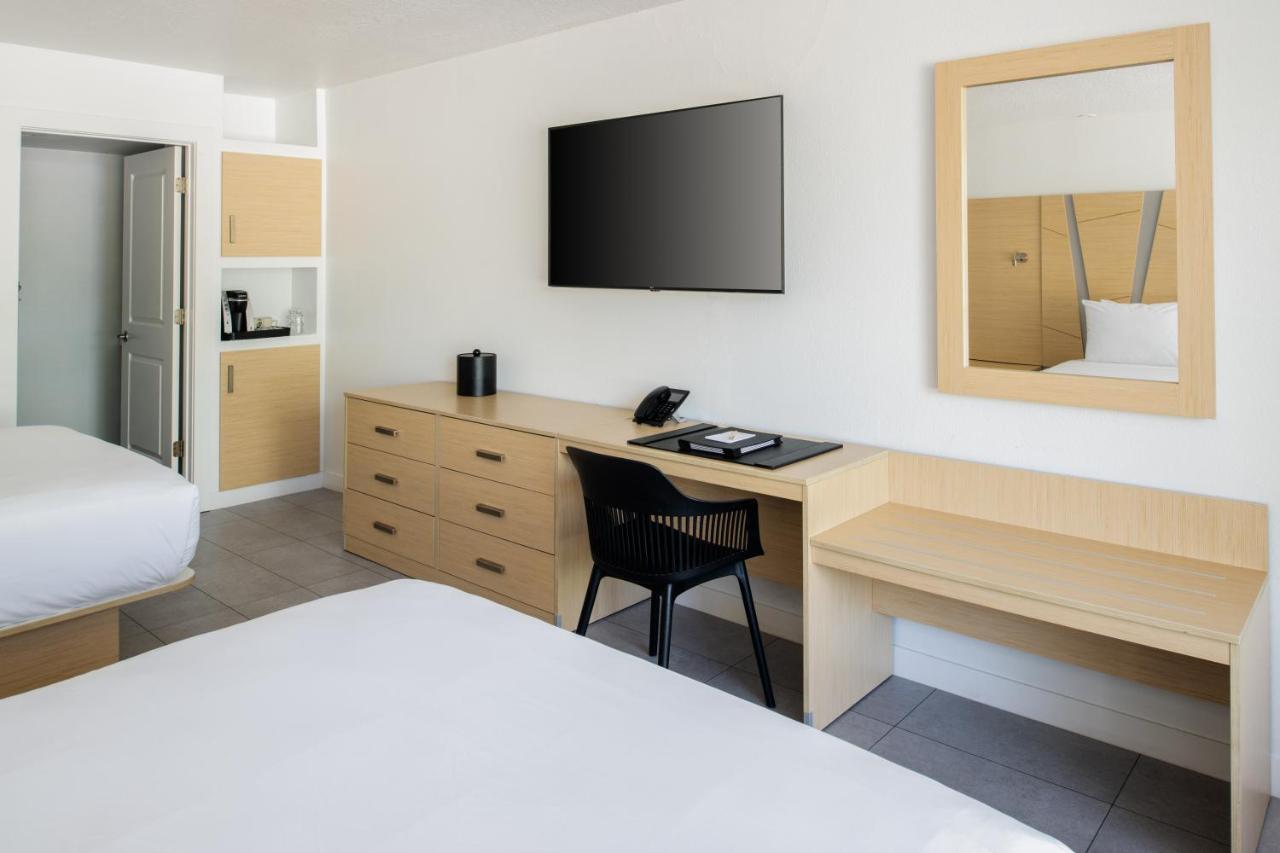 Deluxe Queen Room Pet Friendly at Casey Key Resorts - Mainland