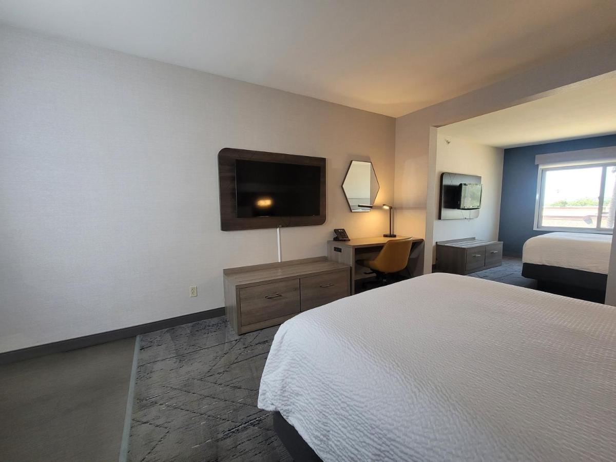 Deluxe Queen Suite at Holiday Inn Express San Diego South - Chula Vista by IHG