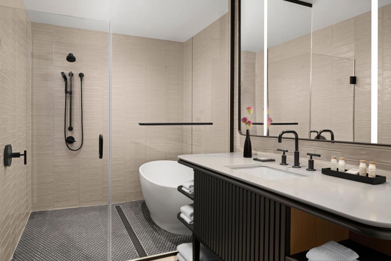 | Renaissance Milwaukee West Hotel