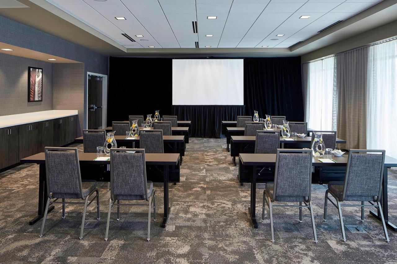 | Courtyard by Marriott Minneapolis West