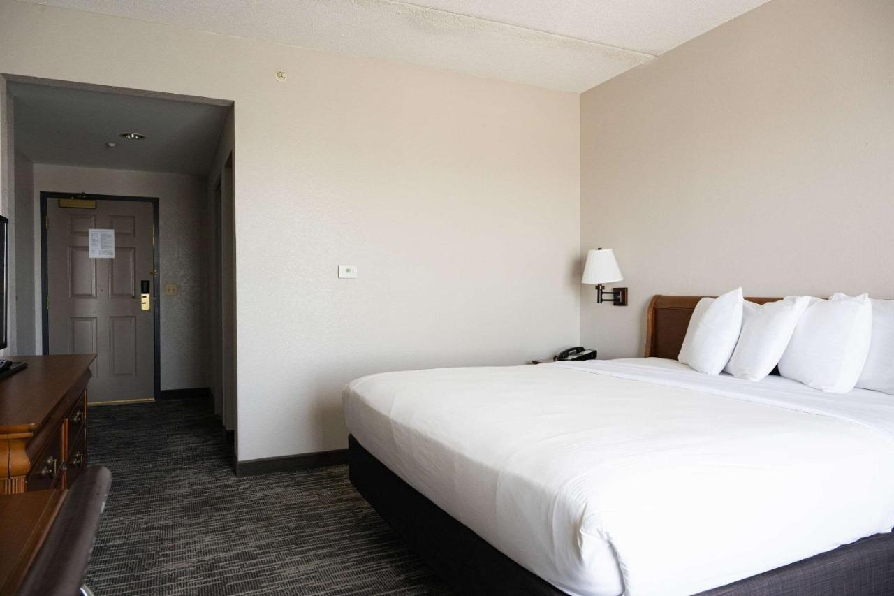 | Country Inn & Suites by Radisson, BWI Airport (Baltimore), MD