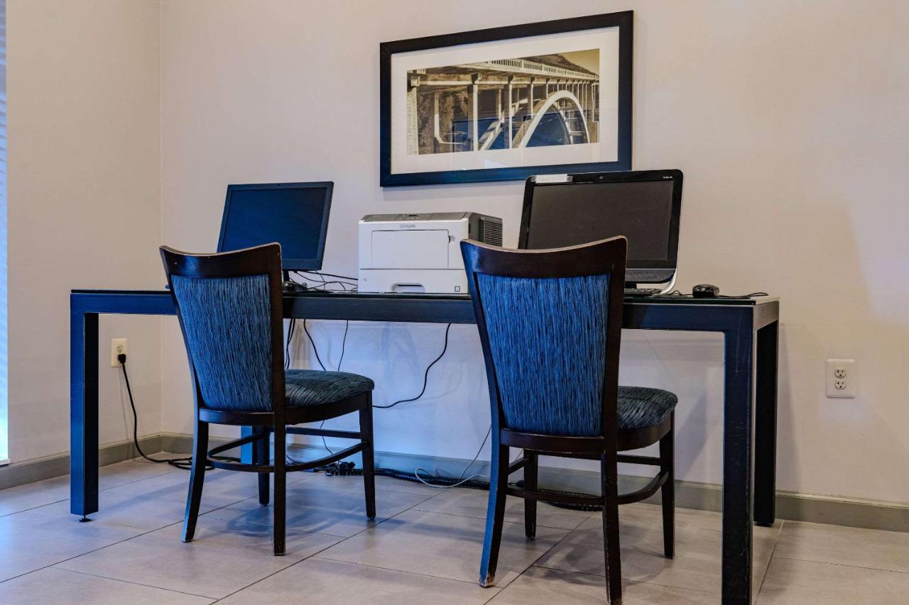 | Country Inn & Suites by Radisson, BWI Airport (Baltimore), MD