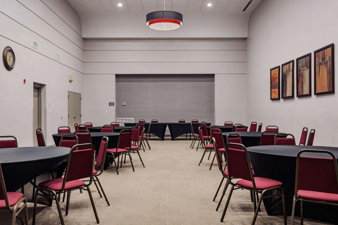 | Country Inn & Suites by Radisson, BWI Airport (Baltimore), MD