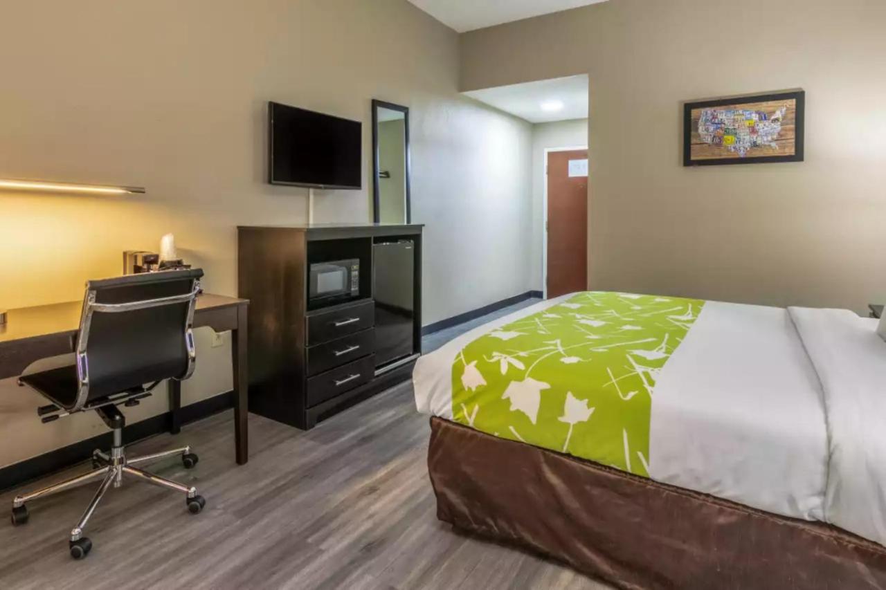 King Room - Non-Smoking/Mobility Accessible at Americas Best Value Inn Opelika