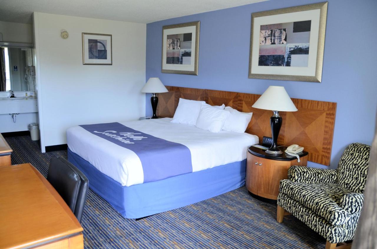 King Room - Non-Smoking at Days Inn by Wyndham Luray Shenandoah