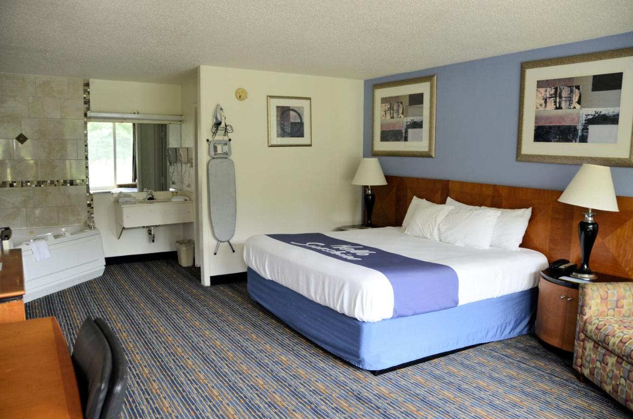 Superior King Room - Non-Smoking at Days Inn by Wyndham Luray Shenandoah