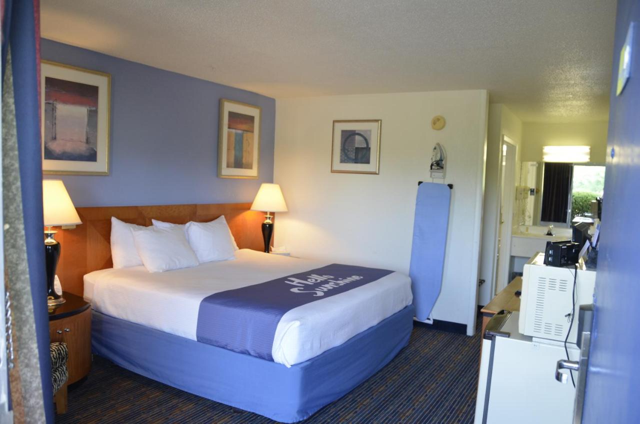 King Room - Non-Smoking at Days Inn by Wyndham Luray Shenandoah